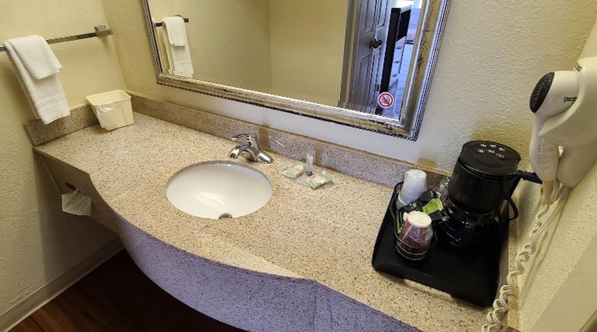 Red Roof Inn & Suites Cornelius - Lake Norman Εξωτερικό φωτογραφία
