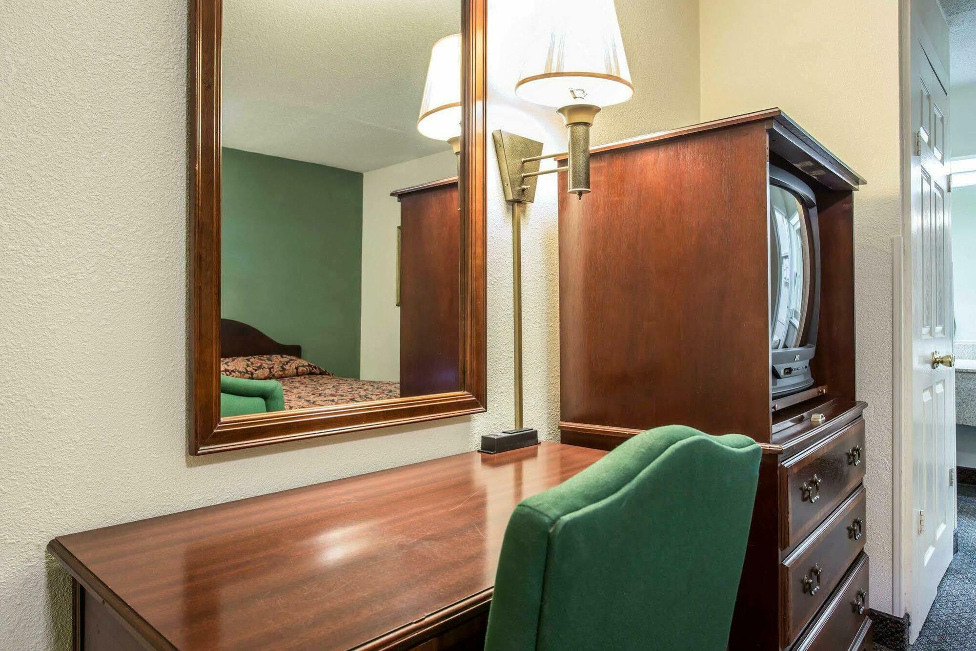 Red Roof Inn & Suites Cornelius - Lake Norman Εξωτερικό φωτογραφία
